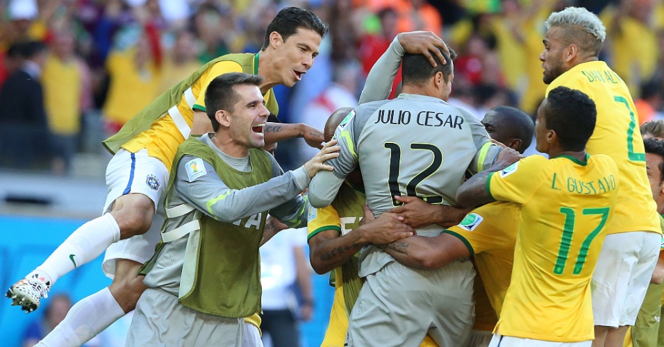 Julio Cesar comemora com os companheiros após ser o herói da classificação nos pênaltis para o Brasil