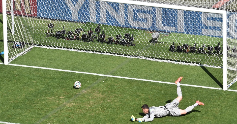 Julio Cesar fica no chão e vê a bola entrar no gol brasileiro, no empate do Chile ainda no primeiro tempo no Mineirão