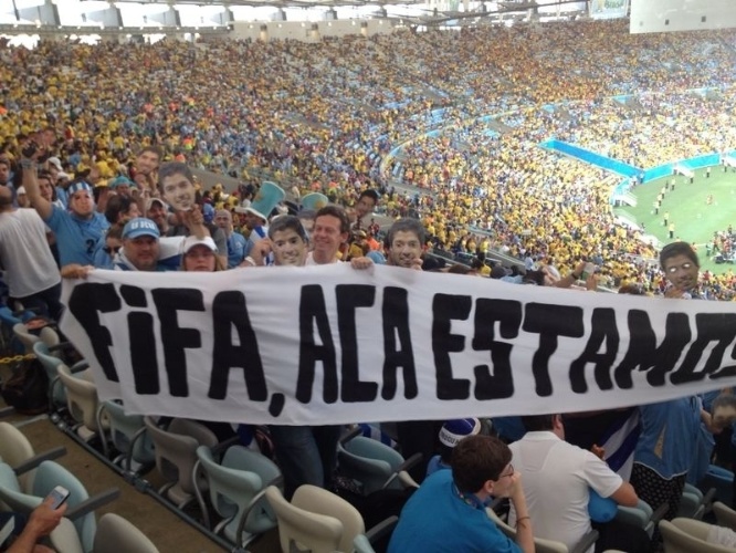 Luisitos Suárez vão ao Maracanã e levam faixa provocativa à Fifa para torcer pelo Uruguai contra a Colômbia