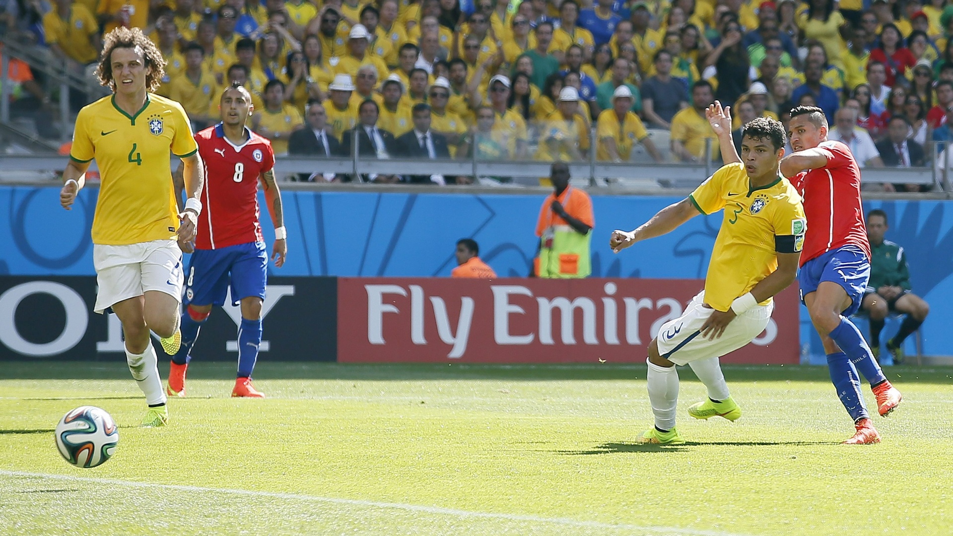 Marcado de perto por Thiago Silva, chileno Alexis Sánchez chuta e empata o jogo contra o Brasil, no Mineirão
