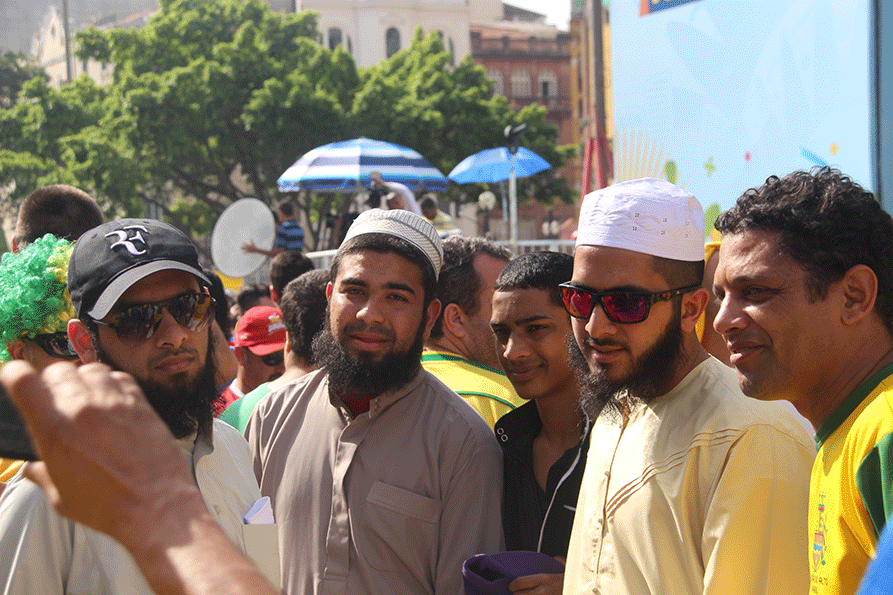 Muçulmanos em trajes típicos foram destaques na Fan Fest de São Paulo, no Anhangabaú