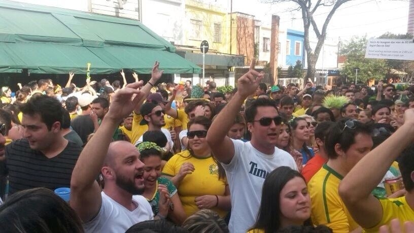 Multidão de torcedores se reúne na Vila Madalena para assistir à partida do Brasil contra o Chile