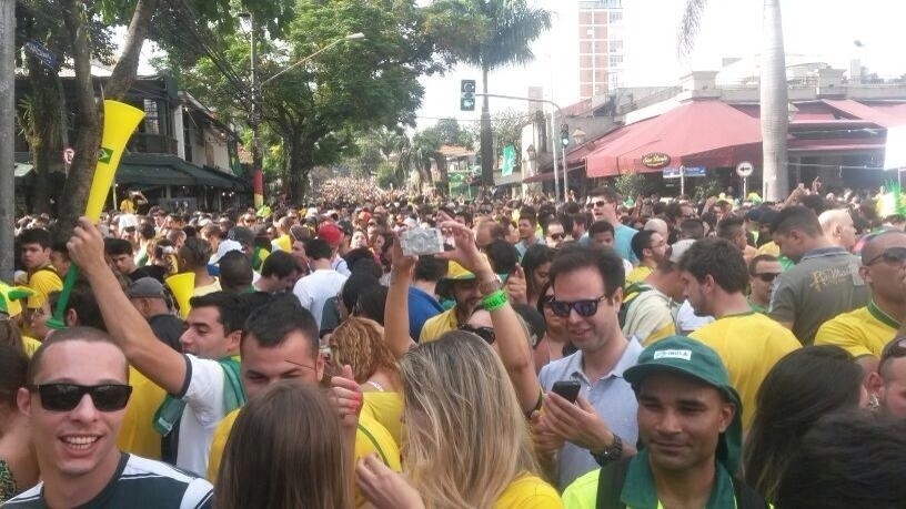 Multidão de torcedores se reúnem na Vila Madalena para assistir à partida do Brasil contra o Chile