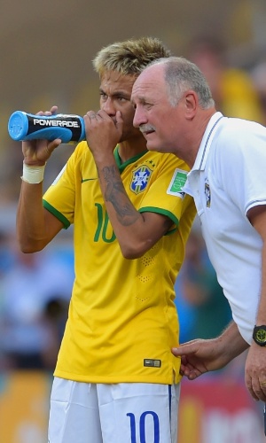 Neymar conversa com Felipão, escondendo a boca para evitar leituras labiais