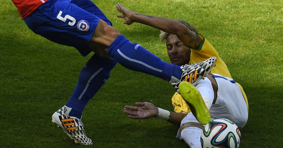 Neymar dá carrinho e é pego duramente por rival do Chile no começo de jogo no Mineirão