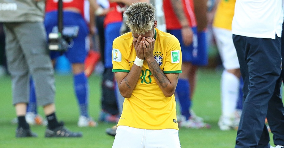 Neymar faz sua prece nos pênaltis entre Brasil e Chile; Julio Cesar foi o herói da classificação brasileira