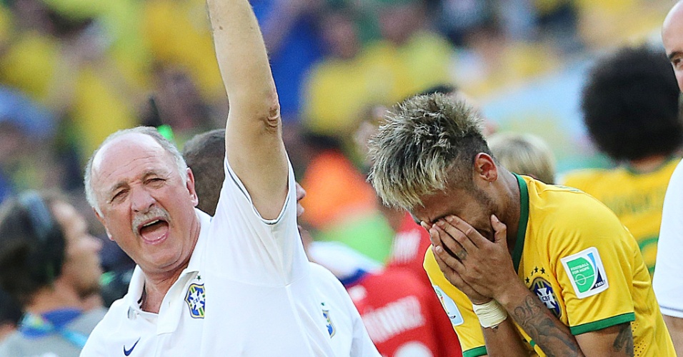 Neymar se emociona e é consolado por Felipão após marcar na última cobrança de pênalti pelo Brasil