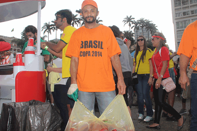 O reciclador João Carlos conseguiu mais de 100 copos de recordação