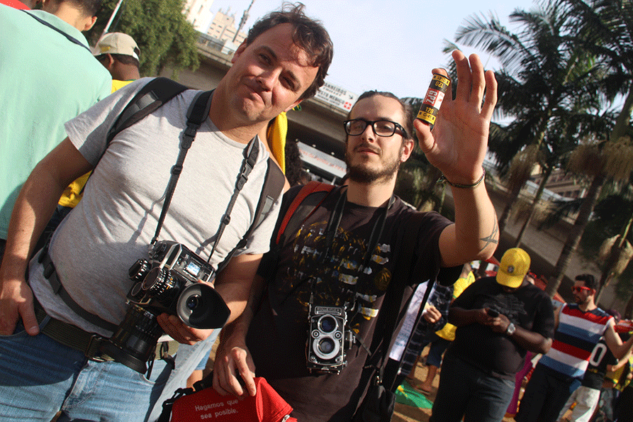 Patrick Muzart (a esquerda) com Sebastian Gomez, mostram equipamentos analógicos e filmes de médio formato