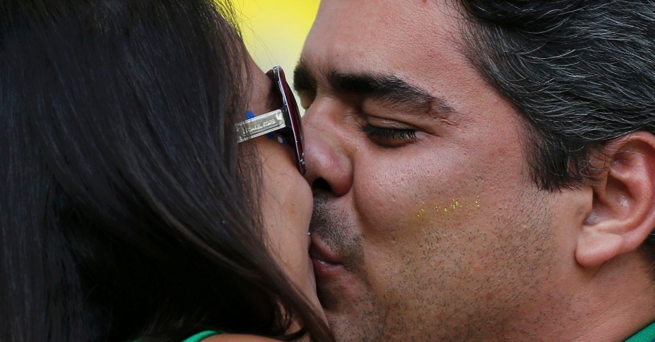 Reação dos torcedores: após a apreensão, o beijo no Mineirão