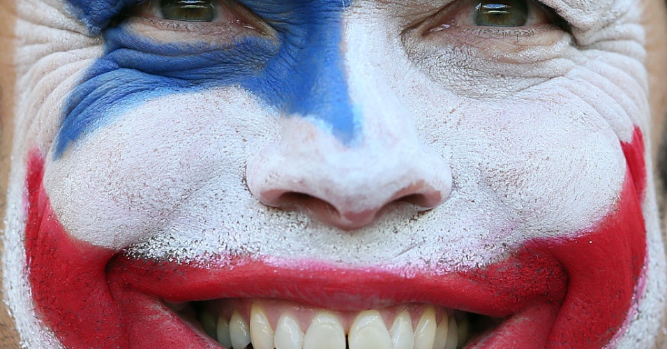 Torcedor chileno pinta o rosto para o jogo contra o Brasil no Mineirão