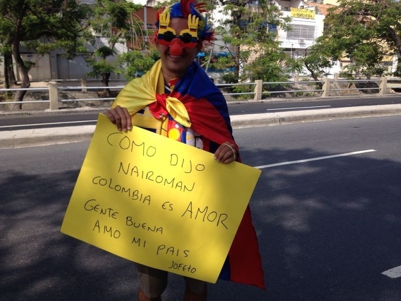 Torcedor colombiano exibe cartaz com referência ao ciclista Nairo Quintana