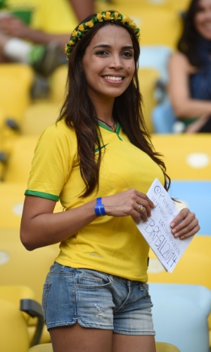 Torcedora brasileira chega ao Maracanã para assistir ao confronto entre uruguaios e colombianos pelas oitavas de final da Copa do Mundo