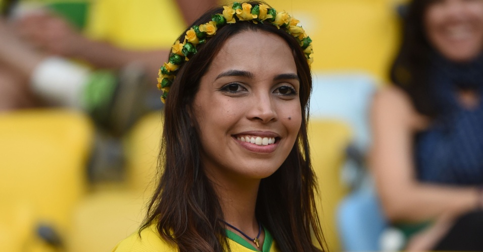 Torcedora brasileira chega ao Maracanã para assistir ao confronto entre uruguaios e colombianos pelas oitavas de final da Copa do Mundo