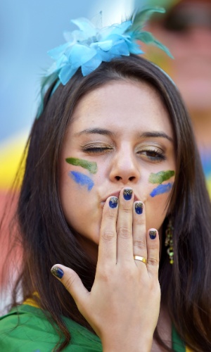 Torcedora do Brasil manda beijo antes de Brasil e Chile entrarem no gramado do Mineirão
