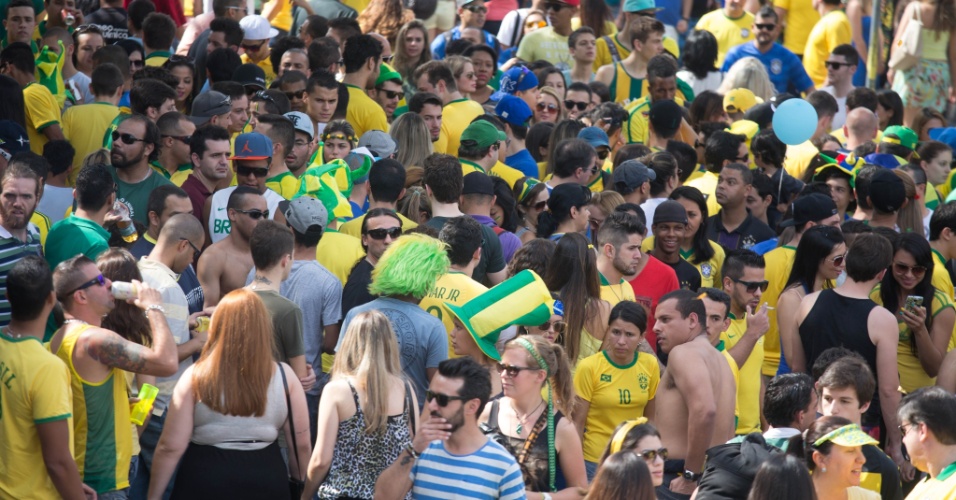 Torcedores lotam a Vila Madalena para acompanhar o jogo entre Brasil e Chile