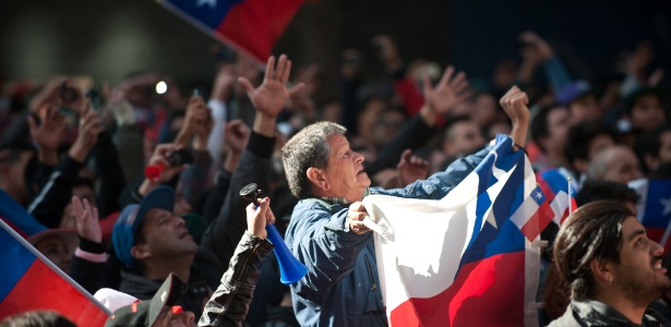 Torcedores assistem jogo do Chile em praça de Santiago