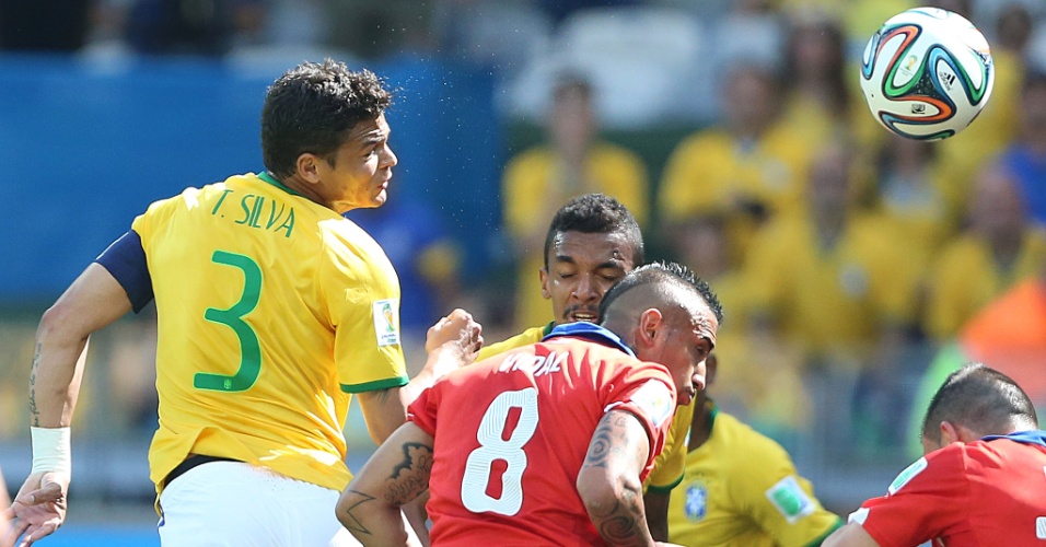Zagueiro Thiago Silva tira a bola de cabeça na partida contra o Chile, no Mineirão