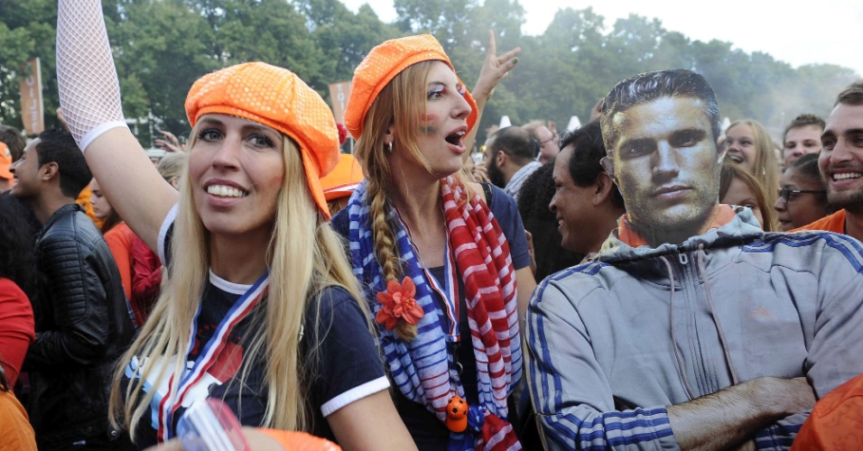 29.06.2014 - Torcedores da Holanda vibram após vitória nas oitavas de final em Amsterdã