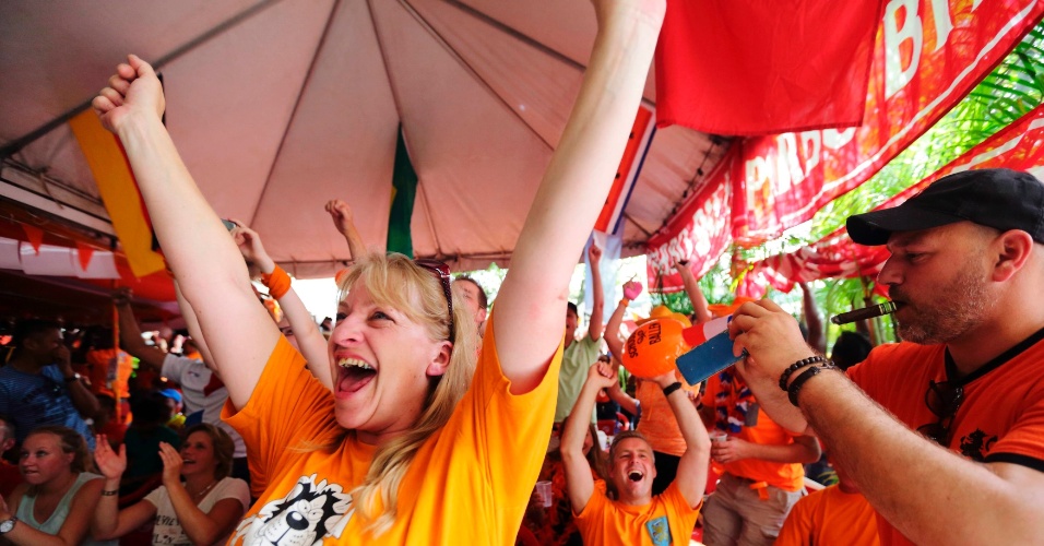 29.06.2014 - Torcedores da Holanda vibram após vitória nas oitavas de final na capital do Suriname