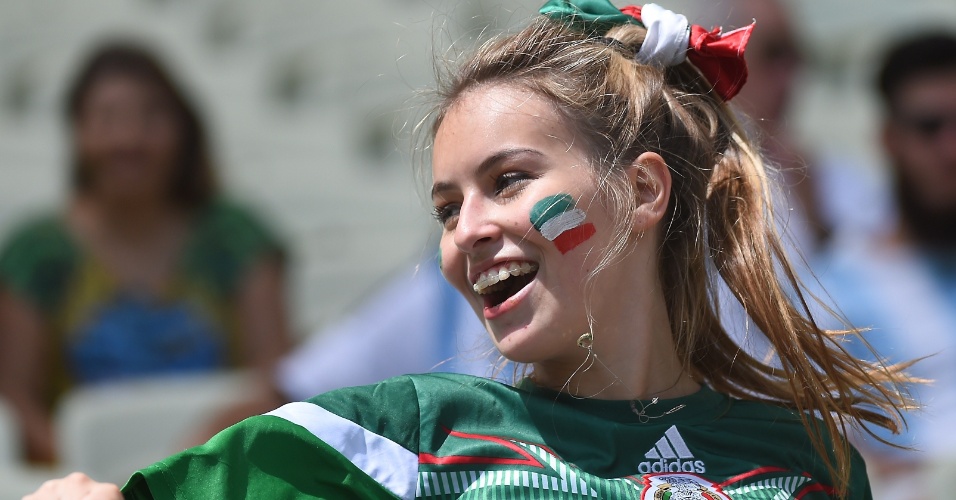 Além do uniforme e da bandeira, mexicana usa as cores do país no rosto e no cabelo