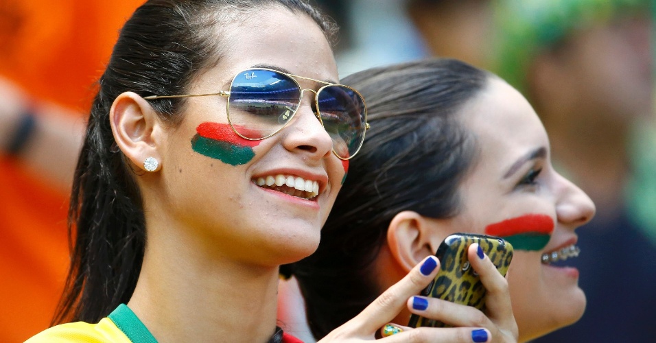 Brasileiras pintam o rosto com as cores do México para o jogo contra a Holanda no Castelão