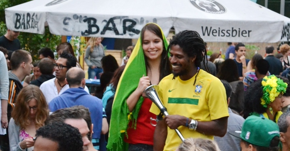 Brasileiros assistem jogo do Brasil em festa junina na Alemanha 