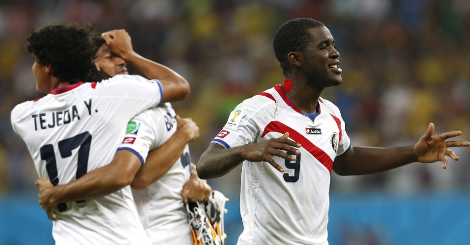 Campbell comemora com seus companheiros após a Costa Rica vencer a Grécia nos pênaltis