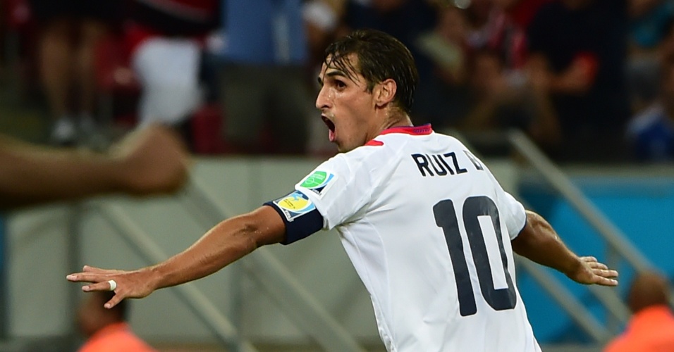 Capitão da Costa Rica, Bryan Ruiz vibra após abrir o placar contra a Grécia