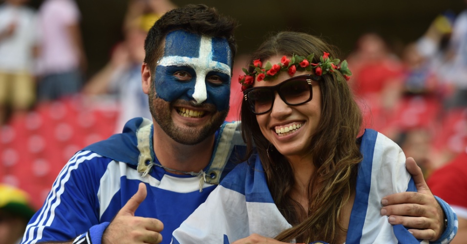 Casal de torcedores da Grécia mostra animação antes de partida contra a Costa Rica