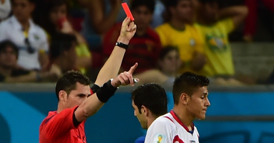 Duarte é expulso pelo árbitro após fazer falta e receber o segundo cartão amarelo durante partida entre Costa Rica e Grécia, na Arena Pernambuco