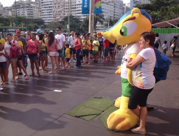 Fila para fazer foto com o Fuleco na avenida Atlântica, em Copacabana, no Rio