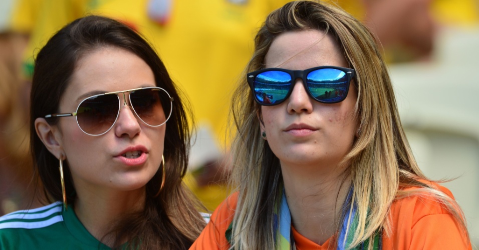 Holandesas e mexicanas esperam juntas pelo início do jogo entre as duas seleções no Castelão