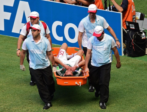 Mexicano Hector Moreno precisou sair de maca de campo após sofrer lesão em partida contra a Holanda