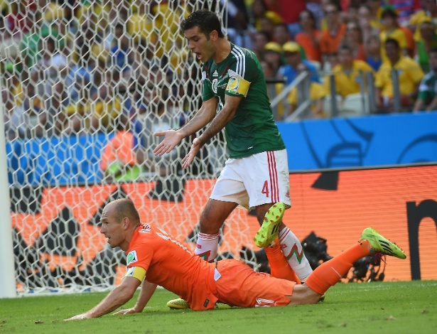 Robben cai após sofrer pênalti de Rafa Marquez no final da partida entre Holanda e México
