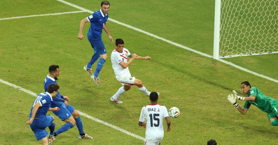 Sokratis chuta para marcar o gol de empate da Grécia contra a Costa Rica