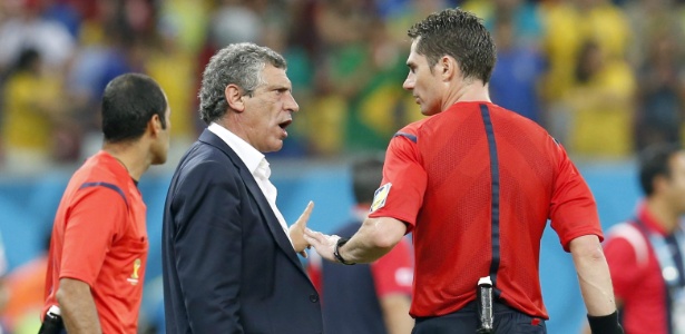 Tècnico da Grécia, Fernando Santos discutiu com o árbitro e foi expulso da partida - EFE/EPA/JEON HEON-KYUN