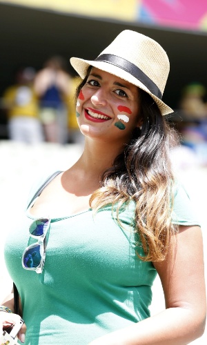 Torcedora do México sorri antes do jogo contra a Holanda no Castelão