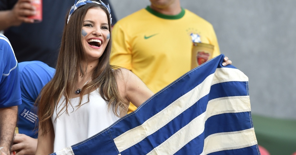 Torcedora exibe bandeira da Grécia na arquibancada da Arena Penambuco