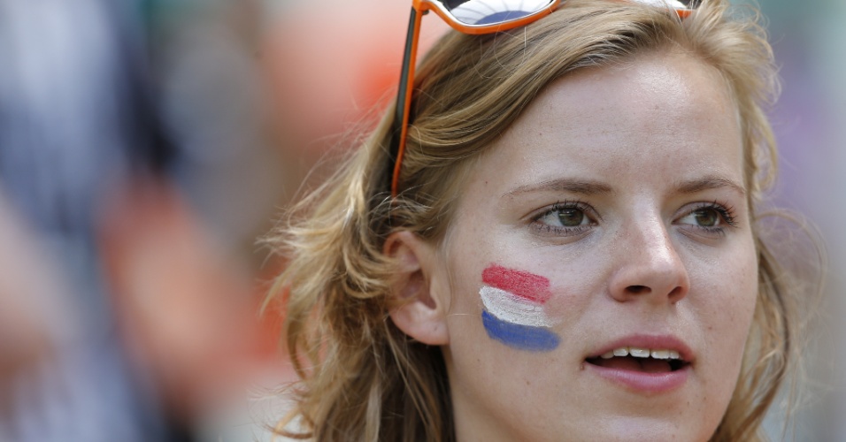 Torcedora holandesa pinta o rosto e usa óculos com detalhe laranja para o jogo contra o México no Castelão