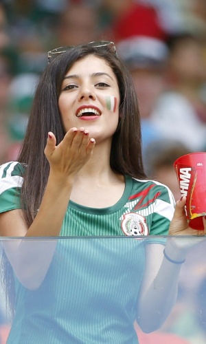 Torcedora mexicana manda beijo para a câmera antes do jogo contra a Holanda no Castelão