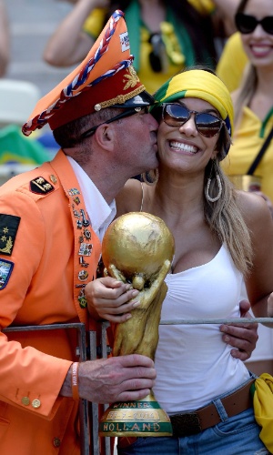 Torcedora recebe beijo de holandês no Castelão antes do jogo contra o México