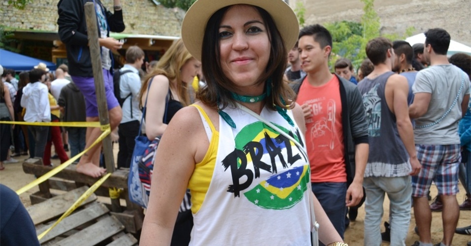Torcedoras brasileiras como Fátima Virth, que mora em Berlim há dois anos, capricharam no visual para assistir a partida deste sábado 
