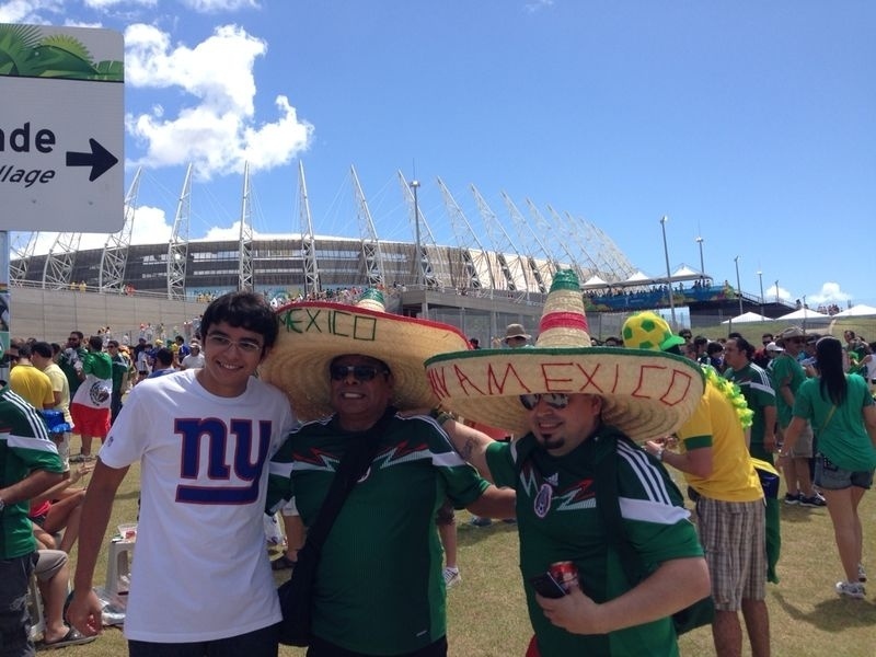 Torcedores mexicanos chegam ao Castelão, em Fortaleza, para jogo contra a Holanda