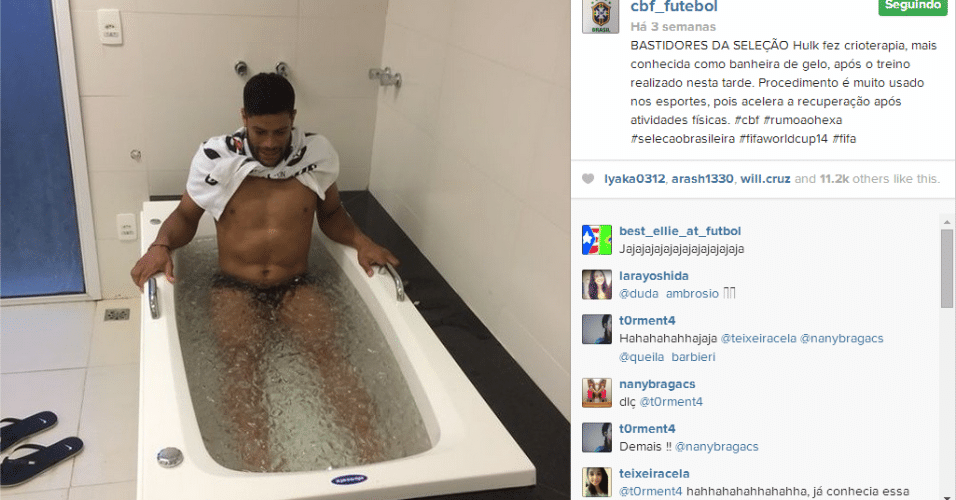 10.jun.2014 - Hulk faz tratamento em banheira de gelo dias antes da estreia contra a Croácia