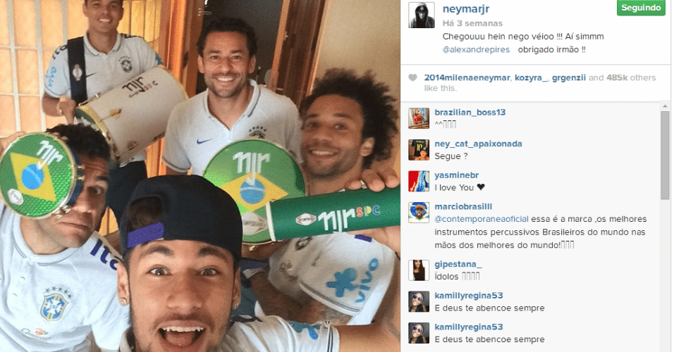 11.jun.2014 - Neymar também entrou na onda e publicou a selfie com Daniel Alves, Thiago Silva, Fred e Marcelo agradecendo ao cantor Alexandre Pires pelo envio de instrumentos musicais