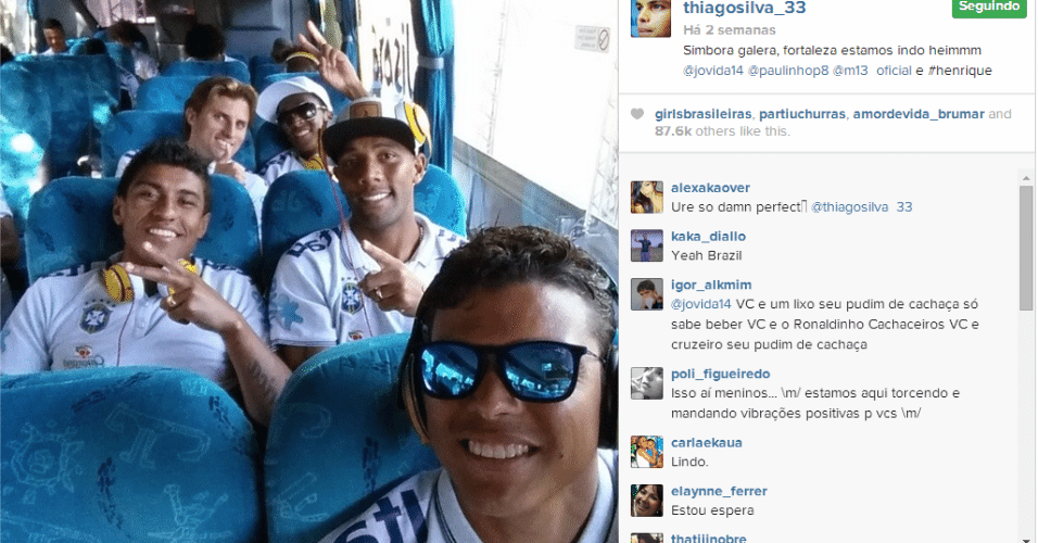 15.jun.2014 - No caminho para o aeroporto, o zagueiro Thiago Silva aproveita para tirar uma foto de dentro do ônibus com Paulinho, Maicon, Henrique e Jô