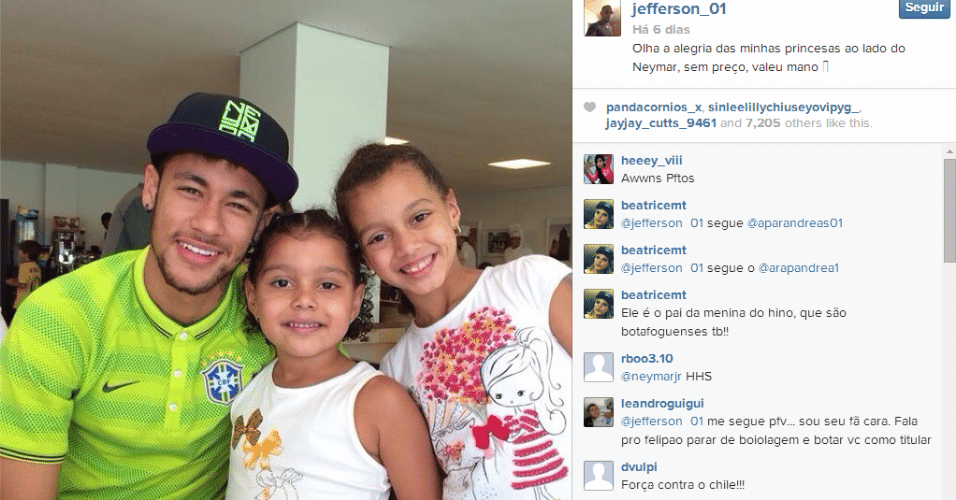 24.jun.2014 - As filhas de Jefferson fizeram a festa na concentração da seleção brasileira, e aproveitaram para tirar uma foto com Neymar