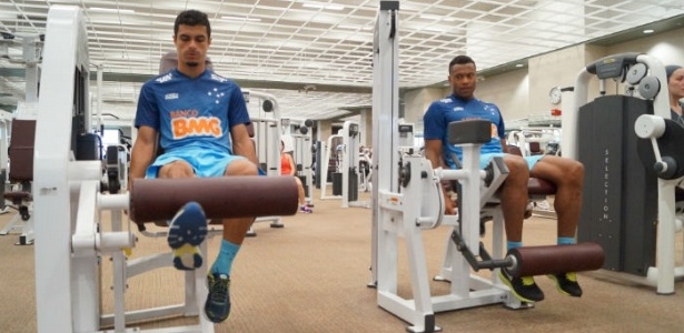 Jogadores do Cruzeiro voltam a treinar e fizeram exercícios na academia do hotel em que estão hospedados - Site do Cruzeiro/Divulgação