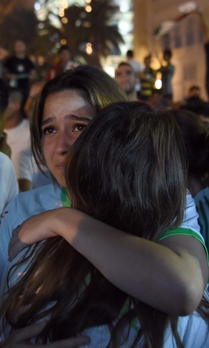 30.jun.2014 - Torcedoras argelinas choram após eliminação da Copa do Mundo para a Alemanha